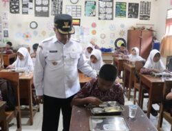 Bupati Agam Tinjau Program Makan Bergizi Gratis di SDN 08 Kubang Duo Koto Panjang