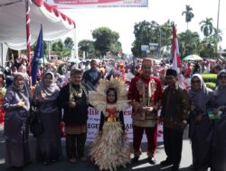 Ribuan Warga Agam Padati Pusat Pemerintahan  Saksikan Pawai Alegoris HUT ke-80 RI