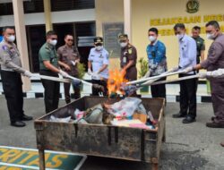 Wabup Risnaldi Hadiri Kegiatan Pemusnahan Barang Bukti Tindak Pidana Umum di Kejaksaan Negeri Pesisir Selatan