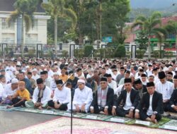 Shalat Idul Adha Digelar Di Halaman Kantor Bupati, Welly Suheri Ajak Masyarakat Pasaman Dukung Pembangunan Daerah