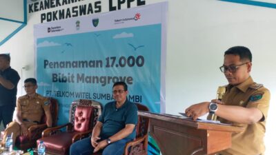 Telkom Regional Sumbar–Jambi Dukung Pengembangan Ekowisata Amping Parak Lewat Penanaman Mangrove
